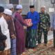Camat Peunaron didampingi rombongan Tim Safari Ramadan 1446 Hijriyah menyerahkan mushaf dalam kunjungan ke Masjid At Taqwa DUE Gampong Bukit Tiga, Kec. Peunaron, Kab. Aceh Timur, Senin (3/3).Waspada/Muhammad Ishak