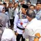 Tokoh masyarakat mengalungkan bunga kepada Bupati Simalungun saat disambut di pintu tol Sinaksak Kec. Tapian Dolok Simalungun, Senin (3/3).(Waspada/ist).