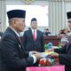 Bupati Simalungun Anton Achmad Saragih dan Wabup Benny Gusman Sinaga saat mengikuti prosesi sertijab di ruang paripurna DPRD Simalungun, Senin (3/3) sore.(Waspada/ist).