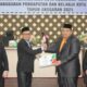 WALI Kota Subulussalam, H. Rasyid Bancin didampingi Wakil, Nasir Kombih serahkan Raqan APBK Subulussalam TA 2025 Kepada Ketua DPRK, Ade Fadly Pranata Bintang, S.Ked didampingi Wakil Ketua, H. Mukmin Pardosi. (Waspada/Ist)