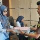Seorang pegawai Kejaksaan Negeri Bireuen, menyerahkan berkas perkara kepada pegawai Pengadilan Negeri Bireuen, Senin, (3/3). Waspada/ Fauzan