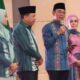 Bupati Tapsel Gus Irawan Pasaribu dan Wakil Bupati Jafar Syahbuddin Ritonga bersama istri. (Waspada/Ist)