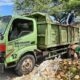 Petugas kebersihan DLH Aceh Besar sedang mengangkut sampah di seputaran jalan Soekarno-Hatta, Darul Imarah Aceh Besar. (Waspada/Ist)
