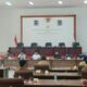 Pansus DPRD Nisel menggelar rapat dengan BKD Nisel dan sejumlah dinas terkait mutasi sejumlah ASN jelang Pilkada 2024 lalu yang tidak sesuai rekomnedasi Mendagri, Selasa (4/3). Waspada/Budi Gowasa.
