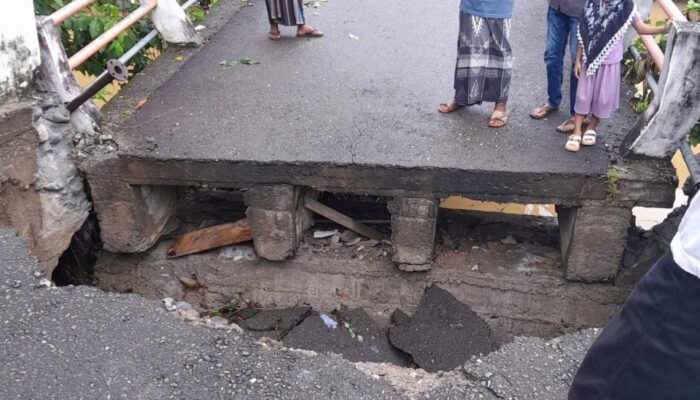 Jembatan Penghubung Antar Desa Di Abdya Putus Diterjang Banjir