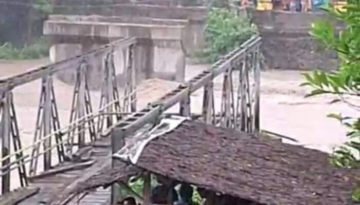 Jembatan Oyo Nisbar Putus Diterjang Banjir