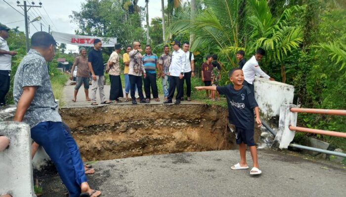Tinjau Jembatan Putus, Ketua DPRK Abdya: Upayakan Penangan Darurat