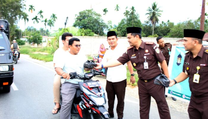 Kejari Madina Berbagi Takjil