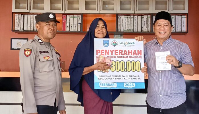 Pj Geuchik Gampong Sungai Pauh Firdaus Salurkan BLT-DD Tahap I Ke Warga