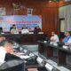 Bupati bersama SKPK melakukan rancangan awal Rencana Pembangunan Jangka Menengah Daerah (RPJMD) 2025-2029 dan Rencana Kerja Pemerintah Daerah (RKPD) 2026. Hal ini disampaikan dalam forum konsultasi publik yang digelar di aula cut nyak dhien Bappeda, Rabu (5/3).(Waspada/Muji Burrahman)