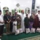   BUPATI Batubara Baharuddin Siagian dan Wakil Bupati Syafrizal saat memberikan santunan, bingkisan kepada anak yatim dan kaum duafha serta bantuan kepada BKM dalam kunjungan safari Ramadhan 1446 H ke Masjid Attaqwa Kelurahan Bagan Luar, Kecamatan Tanjungtiram dan foto bersama.Waspada/Iwan Has