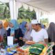 Terlihat warga sedang berbelanja di pasar murah yang diadakan di depan Mesjid Al-Fatih Kecamatan Binjai Timur. (Waspada/Ist).