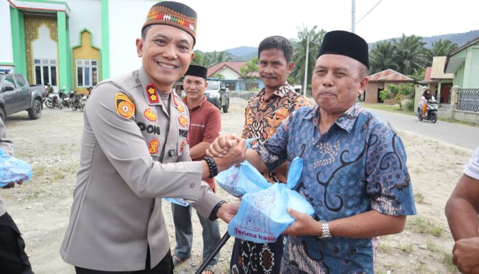 Kapolres Agara Dan Ketua Bhayangkari Bagikan Takjil
