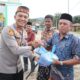 Kapolres Agara, AKBP R.Doni Sumarsono, S.I.K, M.H saat memberikan Takjil. Waspada/Seh Muhammad Amin