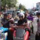 Polres Langkat bagikan takjil kepada warga yang berada di jalan  Kota Stabat, Rabu (05/03/25).Waspada/ist. 