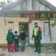 Serda Ismail anggota Koramil Karang Baru jajaran Kodim 0117/ Aceh Tamiang bersama keluarga Surendah seusai dilakukan perbaikan rumah Surendah. (Waspada/Yusri).