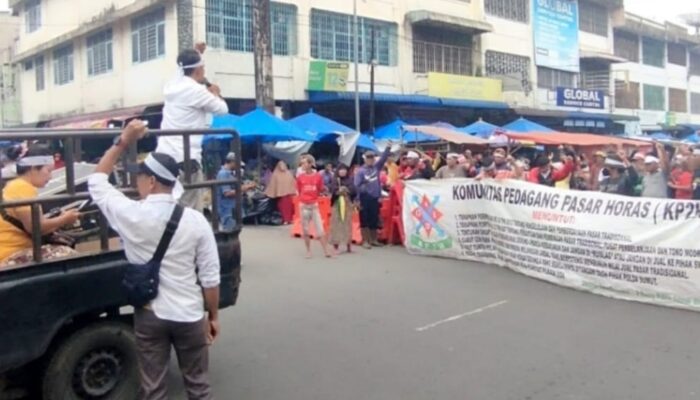 Pedagang Gedung IV Pasar Horas Blokir Jl Merdeka