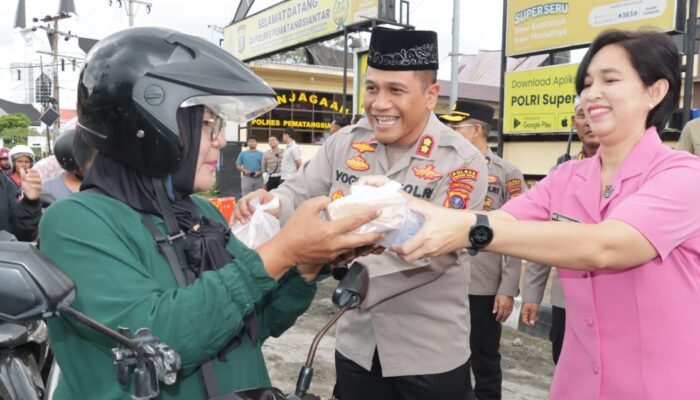 Kapolres P.Siantar Bersama Ketua Bhayangkari Bagi-bagi Takjil