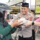 Kapolres Pematangsiantar AKBP Yogen Heroes Baruno bersama Ketua Bhayangkari Cabang Polres Ny. Sandra Yogen menggelar aksi peduli Ramadhan dengan bagi-bagi takjil kepada masyarakat yang melintas di depan Mapolres, Jl. Sudirman, Kamis (6/3).(Waspada-Ist).