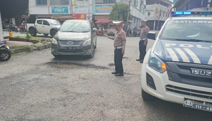 Antisipasi Lakalantas, Satlantas Polres Abdya Atur Lalin Di Jalan Rusak