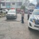 Satlantas Polres Abdya, mengatur arus lalin kendaraan di jalan rusak, kawasan perempatan Jalan Selamat pusat kota Blangpidie. Kamis (6/3).Waspada/Syafrizal