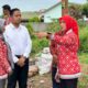 Wakil Wali Kota Pematangsiantar Herlina (paling kanan) turun ke kecamatan dan kelurahan untuk melihat langsung penanganan sampah, Kamis (6/3) siang.(Waspada-Ist).