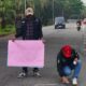 Aksi protes terhadap kerusakan badan jalan nasional di lintasan Aceh Tamiang yang tak kunjung diperbaiki dilakukan oleh Chaidir Azhar,Ketua Gerakan Aktivis Rakyat Aceh Tamiang (Garang) pada Kamis (6/3). (Waspada/Yusri).
