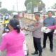 POLSEK Besitang berbagi takjil berbuka puasa kepada pengendara yang melintas di Jalan Medan-Aceh. Waspada/Ist