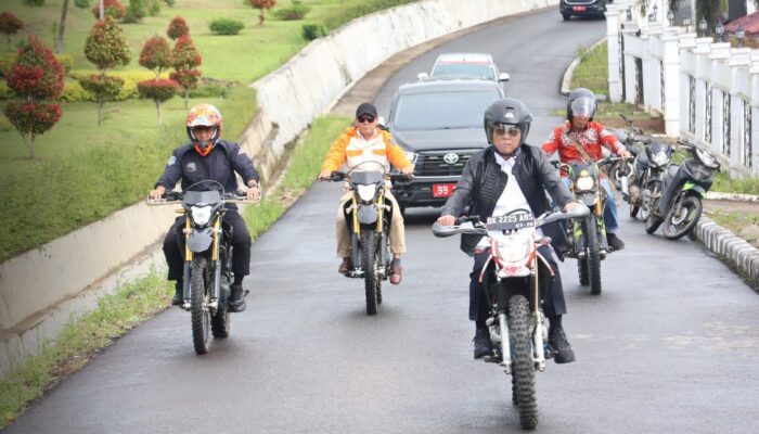 Bupati Tapsel Naik Trail, Tinjau Bendung Irigasi Rusak