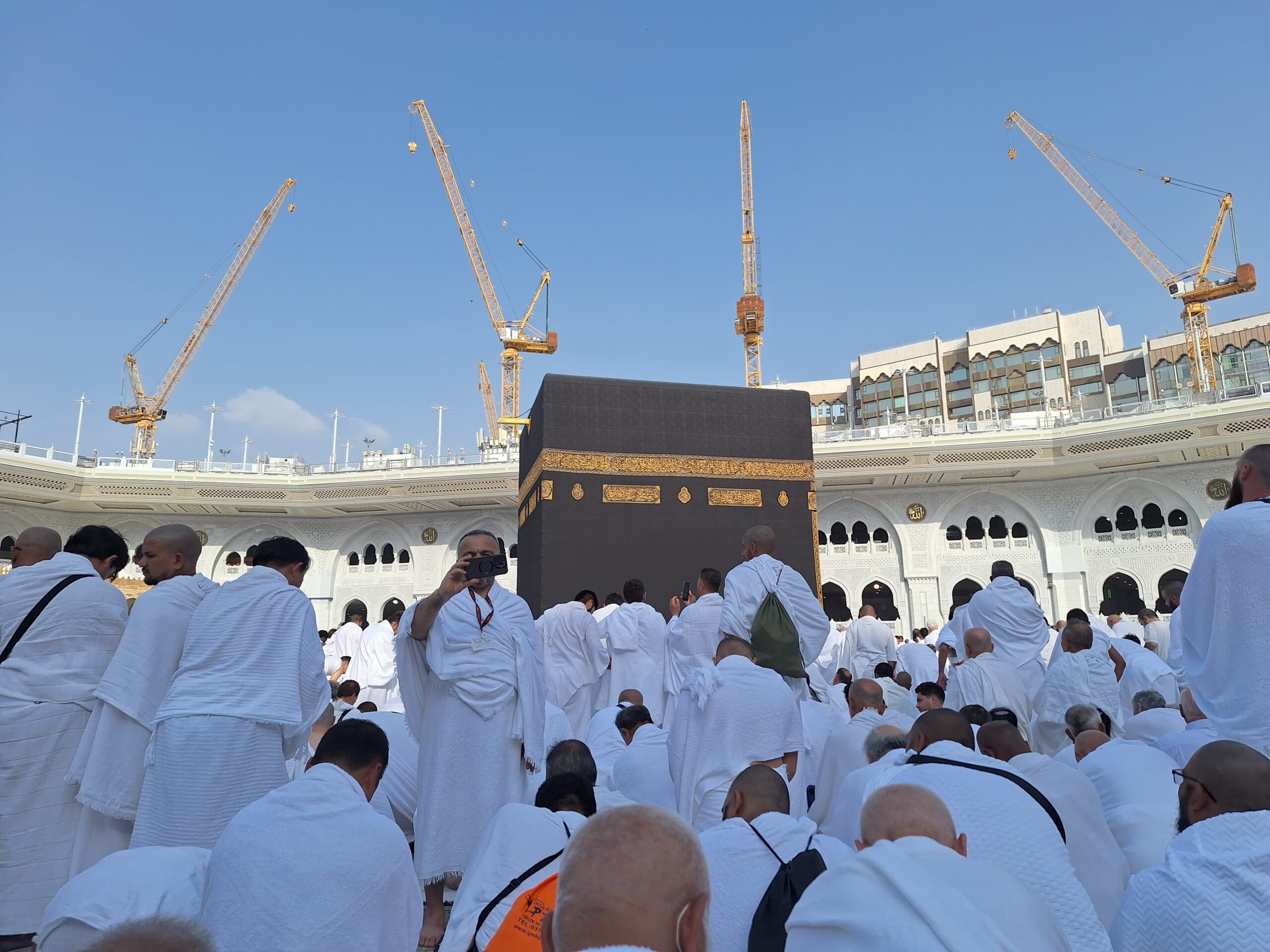 Para jamaah umrah menunggu waktu salat asar di Masjidil Haram, Makkah, Arab Saudi. Foto baru-baru ini. Waspada/Muhammad Ishak