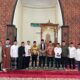 Wali Kota Tebingtinggi, H Iman Irdian Saragih, saat berfoto bersama seusai Sholat Jumat di Masjid Agung Kota Tebingtinggi. Waspada/Kristian Brahmana