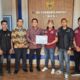 Pengurus LSM Garang bersama Kepala Bea Cukai Langsa, Jumat (7/3). (Waspada/Yusri)