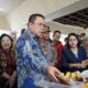 Wali Kota Pematangsiantar Wesly Silalahi pose bersama Kepala KPw BI Muqorobin (tiga kiri) dan lainnya usai membuka pasar murah serta meninjau stand pasar murah di lapangan Adam Malik, Jumat (7/3).(Waspada-Ist).