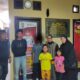 ZAK berfoto bersama keluarganya di depan Mapolsek Kuta Raja, Nagan Raya, usai dipertemukan oleh Kapolsek, AKP Bambang Junianto. (Waspada/Ist)