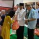Direktur PT ATC Ahmad Zailani (kanan) bersama Kadis Sosial Kota Padangsidimpuan Jufri Nasution memberikan santunan kepada anak Yatim. Waspada/ist.
