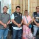 Polres Pematangsiantar melalui Sat Reskrim dengan pimpinan Kanit 2 Ekonomi mengamankan wanita RRS, 55, (tiga kanan), penjual rokok tanpa cukai atau ilegal dan menyita 88 bungkus rokok berbagai merek saat penggerebekan di satu warung di Jl. Tangki, Lorong 20, Kel. Nagapita, Kec. Siantar Martoba, Kamis (6/3) pukul 14:00.(Waspada-Ist).
