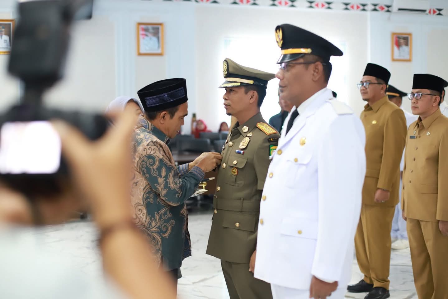 Sekda Madina, Alamul Haq Daulay saat melantik sejumlah pejabat dari berbagai tingkatan di Aula Pemkab Madina, Kamis (5/3/2025). (Waspada/ist).
