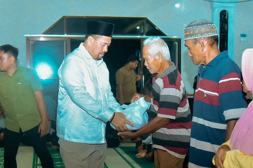 KUNJUNGAN tim safari Ramadhan bahagia Bupati Batubara H. Baharuddin Siagian, SH, M.Si bersama Wakil Bupati Syafrizal, SE, M.AP dan Kapolres  AKBP. Taufiq Hidayat Thayeb di Masjid Al Huda Tanjung Mulia Kecamatan Air Putih.Selaku penceramah Ketua PD Al-Washliyah Batubara Ustadz Al Ashari. Waspada/Ist