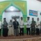 KADIS Sosial Langkat Taufiq Reza disaksikan para jamaah secara simbolis menyerahkan bantuan dana hibah kepada BKM Masjid Tawaqal. Waspada/Asrirrais