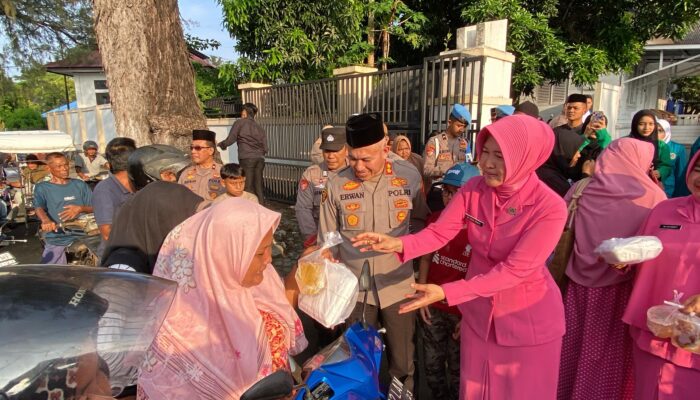 Kapolres Sabang Bersama Ketua Bhayangkari Dan Mahasiswa Bagikan Takjil