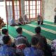 Kapolres Pematangsiantar AKBP Yogen Heroes Baruno (dua kanan berdiri) memberikan Kultum bagi Casis Polri dan personel Polres beragama Islam di Masjid Safarul Qodri, Mapolres, Jl. Sudirman, Jumat (7/3) siang.(Waspada-Ist).