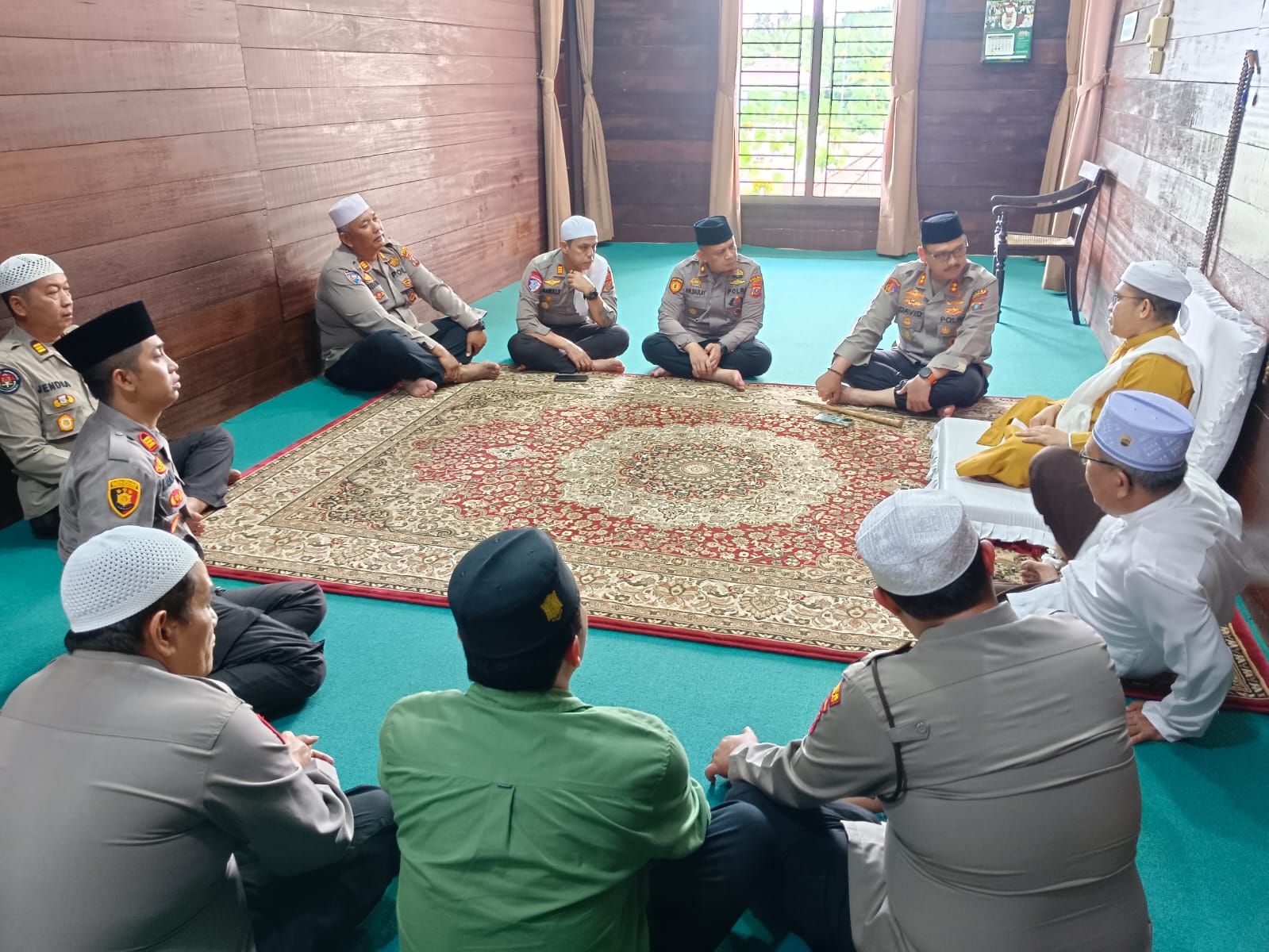 Kapolres Langkat Silaturahmi Ke Tuan Guru Besilam Babussalam Kapolres Langkat AKBP David Triyo Prasojo, SH, SIK, MSi silaturahmi ke Tuan Guru Besilam Babussalam, Syekh Dr. Zikmal Fuad, MA, di Dusun II Hulu, Desa Besilam, Kecamatan Padang Tualang, Kabupaten Langkat, Jumat(7/3/25).Waspada/ist.