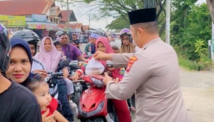Polsek Ingin Jaya Bagikan Takjil Bagi Warga Dan Pengguna Jalan