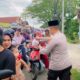 Kapolsek Ingin Jaya, Iptu M. Izazaya turut membagikan takjil gratis kepada masyarakat pengguna jalan. (Waspada/Ist)