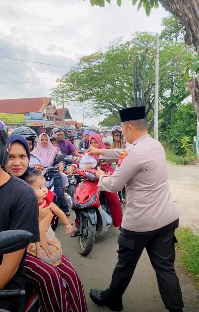 Polsek Ingin Jaya Bagikan Takjil Bagi Warga Dan Pengguna Jalan Kapolsek Ingin Jaya, Iptu M. Izazaya turut membagikan takjil gratis kepada masyarakat pengguna jalan. (Waspada/Ist)