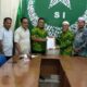 Ketua PW SI Aceh Zulmahdi Hasan (kiri) menyerahkan SK Penetapan Kepenguruan Laznas SI Aceh di gedung SI Aceh Jalan Pocut Baren, Banda Aceh, Sabtu (08/03/25).(Waspada/T.Mansursyah)