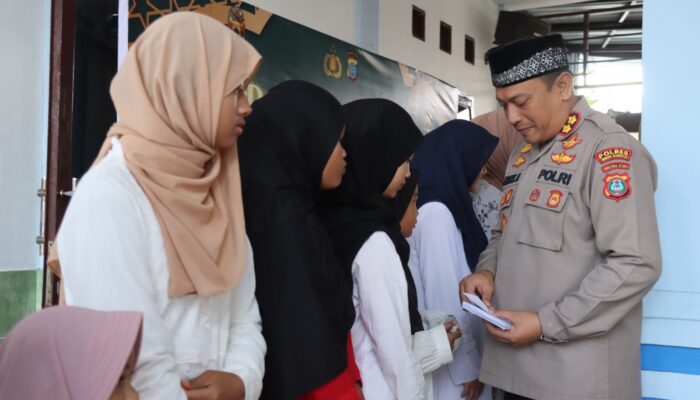 Kapolres Humbahas Salurkan Tali Asih Kepada Anak Yatim