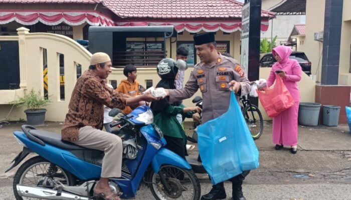 Polisi Ini Berbagi Sedekah Lewat Ramadhan Takjil