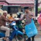 Kapolsek Kuta Alam, AKP Suriya, turun langsung ke jalan untuk membag-bagikan takjil kepada pengguna jalan yang melintas di depan Mapolsek Kuta Alam. (Waspada/Zafrullah)