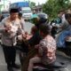 Kapolres Abdya AKBP Agus Sulistianto SH SIK, saat membagi-bagikan takjil buka puasa, bagi pengendara yang melintas, kawasan jalan nasional Blangpidie-Tapak Tuan, Desa Keudee Siblah, Kecamatan Blangpidie. Sabtu (8/3).Waspada/Syafrizal